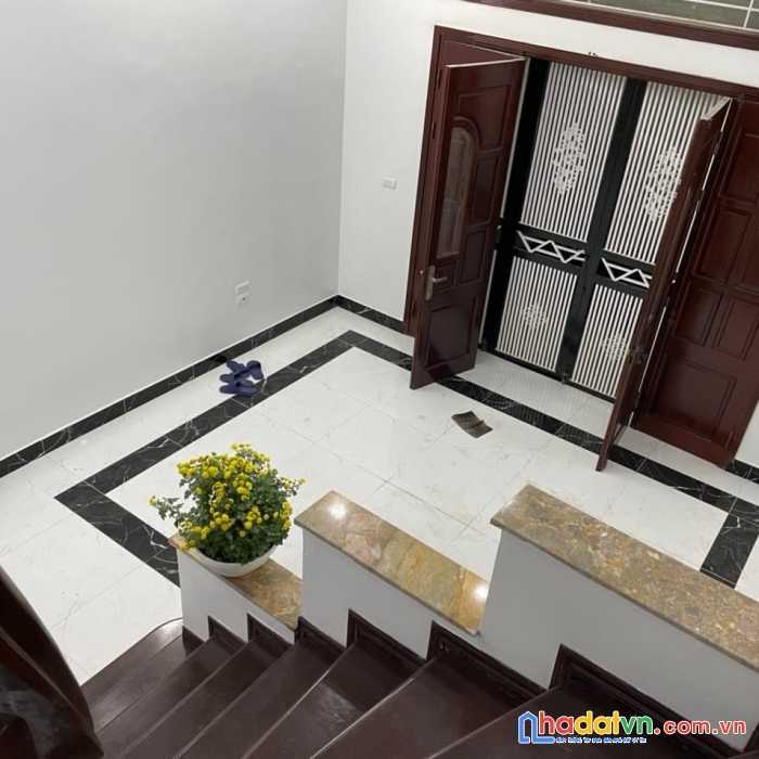 Nhà mới xây ở luôn phố cát linh, đống đa. dt45m2. mt4m. 5.7 tỷ.