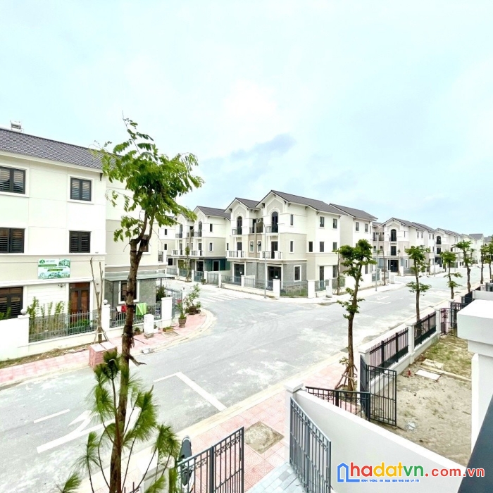 Biệt thự dành cho đại gia, 216m2 nhà 3 tầng view công viên, đẹp lung linh luôn