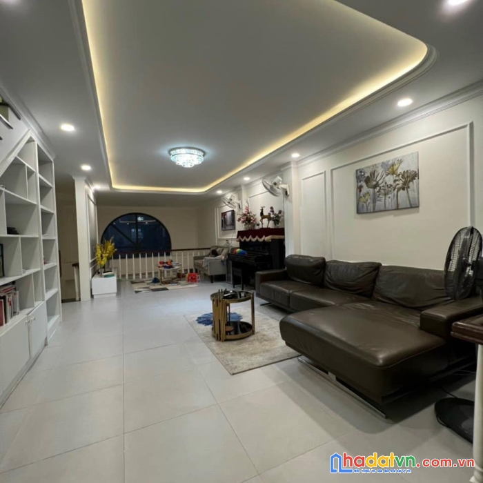 Kẹt bank, bán gấp nhà mặt tiền kinh doanh lê hồng phong, quận 10