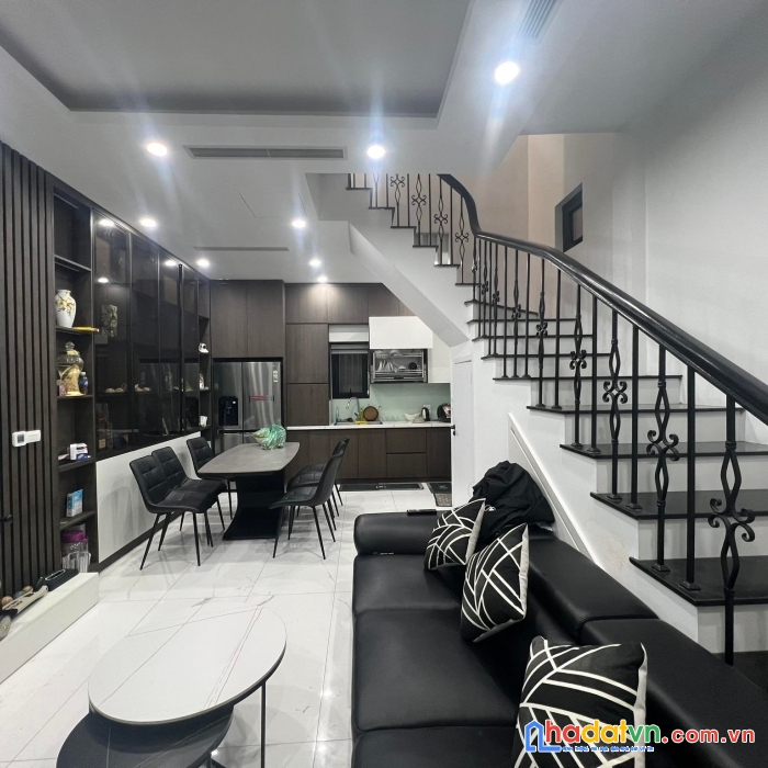Bán nhà mới xây phố láng hạ, dt 40m2 x 5 tầng, mt 4,5m. 0338080356
