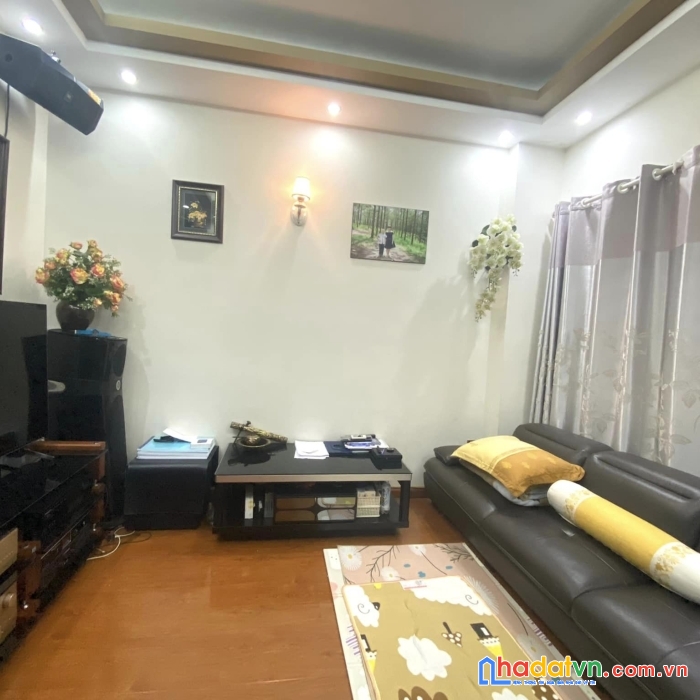 Nhỉnh 6 tỷ sát mặt phố nguyễn hoàng lô góc ô tô tránh kinh doanh