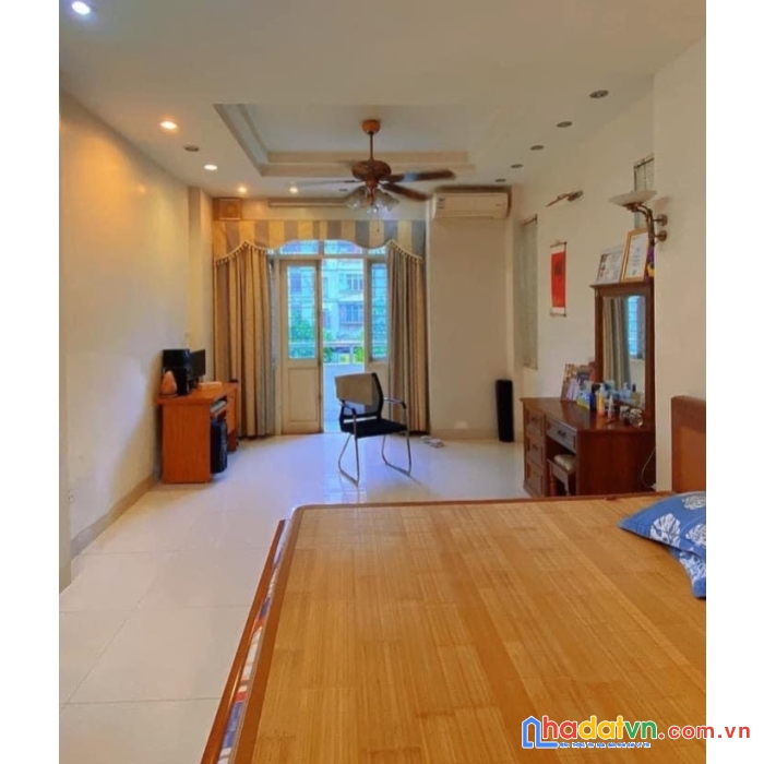 Mặt ngõ kinh doanh xã đàn, sầm uất ngày đêm, ô tô đỗ cửa, 28m2, chỉ 4 tỷ