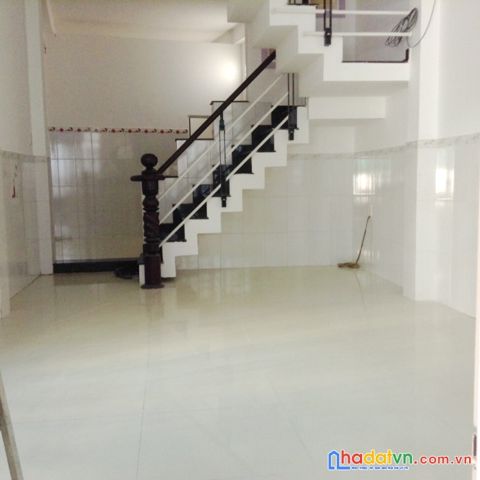 Bán nhà hẻm ba đình p10 q8. trệt,2 lầu + sân thượng. giá 4,3 tỷ bớt lộc