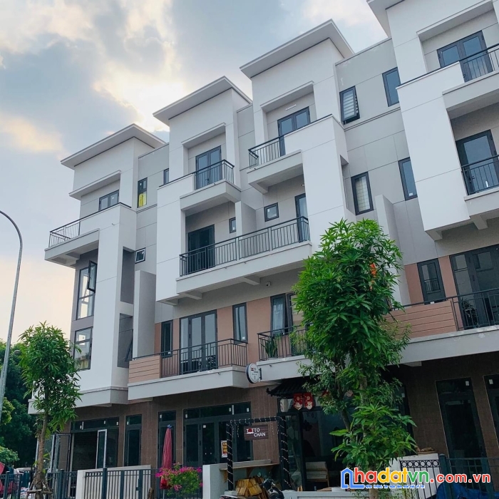 Nhà 4 tầng đối diện 7  toà chung cư, quy mô 29 tầng
khu vực liên kết giữ khu dân cư và đại đô thị