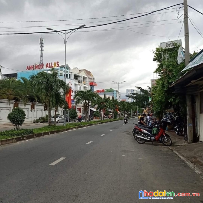 Bán nhà mới hxh ở ngay huỳnh tấn phát phú thuận quận 7. dt 7.1x18.5. nhỉnh 9 tỷ. sh-hoàn công-btct