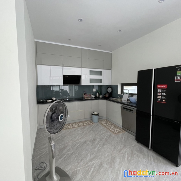 
chính chủ bán căn nv182m2 mới hoàn thiện thô đường to cạnh công viên