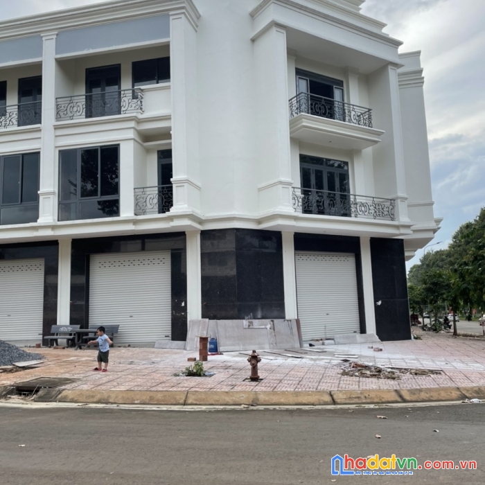 Cần bán hoặc cho thuê cặp góc vị trí đẹp thuộc khu hành chính,  d1, thị trấn dầu giây, huyện thống