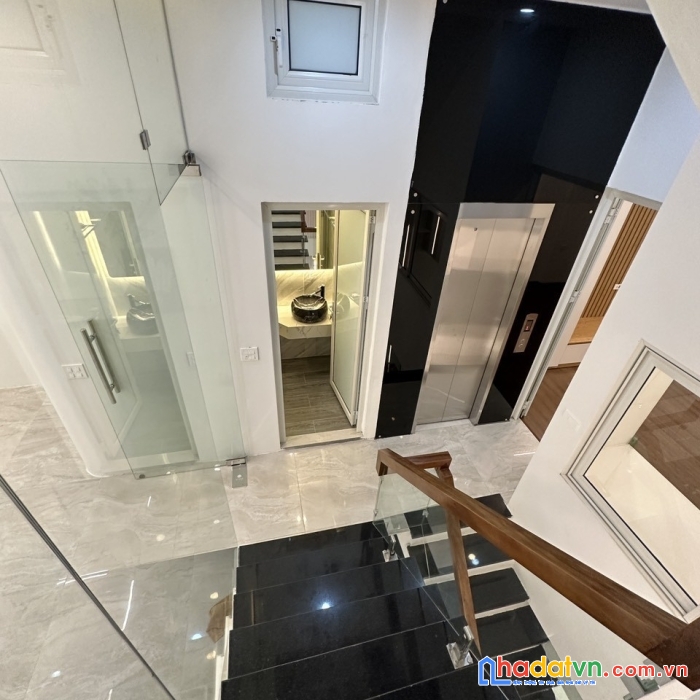 Nhà hot gia thụy, 6 tầng thang máy, 120m, gara 3 ô tô vừa, giá nhỉnh 18 tỷ