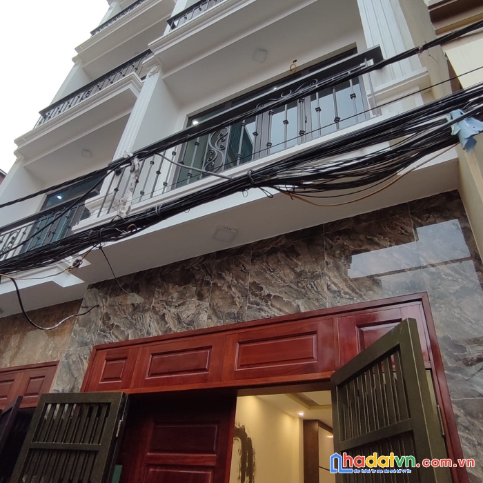 Ngay ngã 5 hà trì -  5 tầng, 5 phòng, giá bán 3.6 tỷ - đàm phán sâu - gẫn chỗ để ô tô.