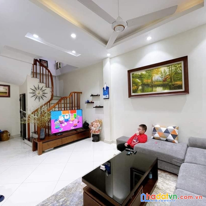 Bán nhà mới đẹp 45m 5 tầng hào nam đống đa mặt tiền rộng có sân riêng thoáng giá chỉ 4.4 tỷ