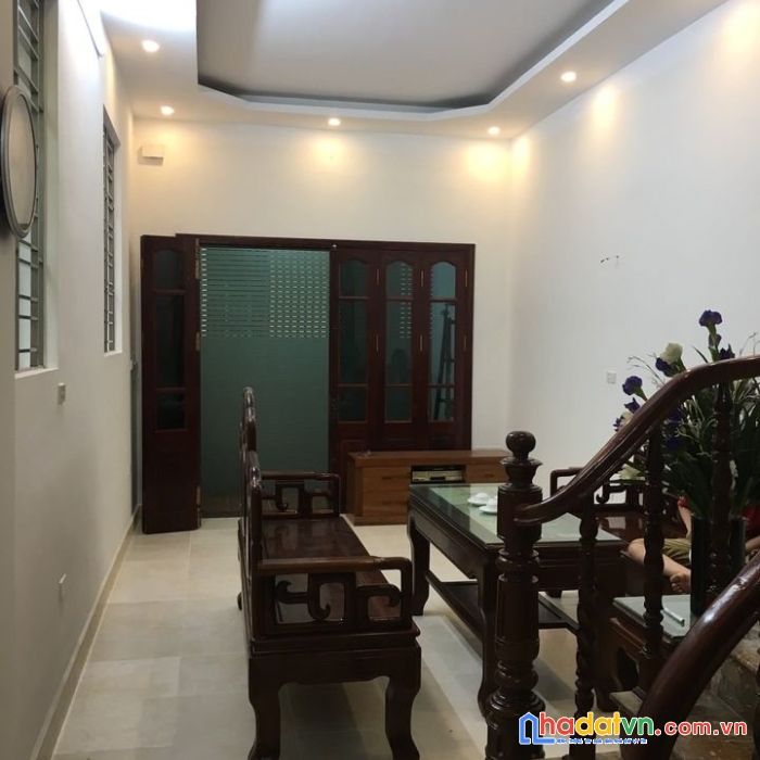 Cho thuê nhà nguyên căn đường láng 40m, 3 tầng. giá: 10tr