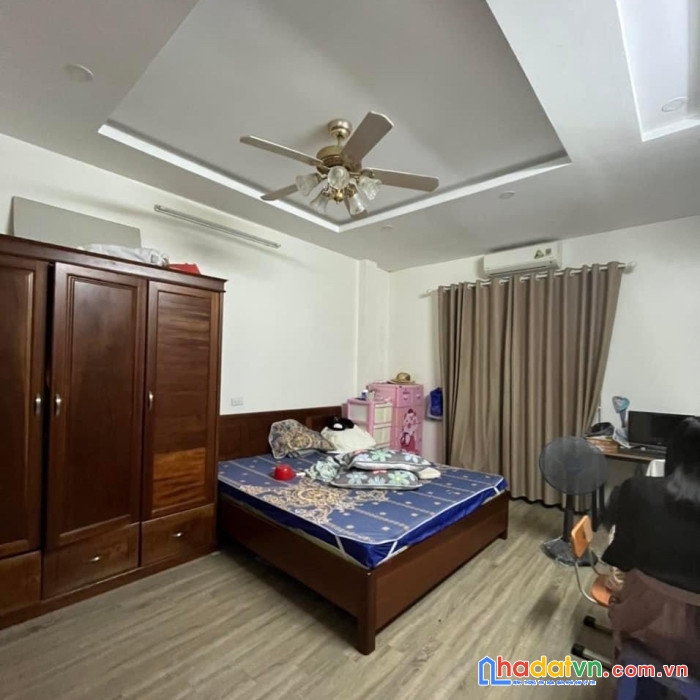 Nhà láng hạ, đống đa, yên tĩnh, riêng tư, an ninh, mặt tiền rộng, ở cực thích