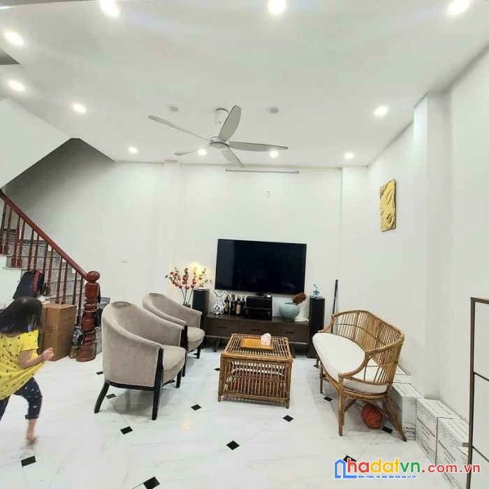 Bán nhà bằng liệt dt 42m2 x5t ,mt 6,2m, ngõ oto,oto tránh cách 50m,giá 4,25 tỷ,sđcc