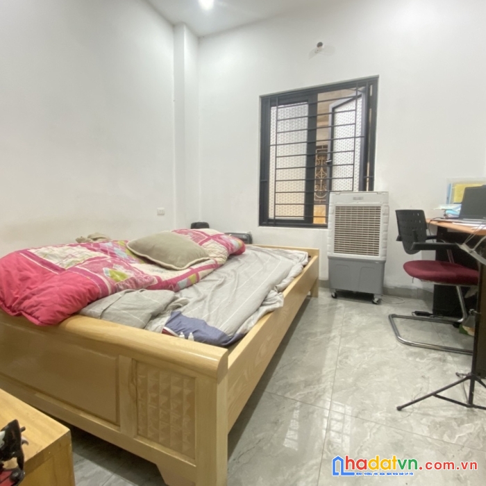 3.3 tỷ có nhà 5 tầng, mặt ngõ thông, dân xây, ba bước bãi đỗ ô tô, 30 bước ra hồ