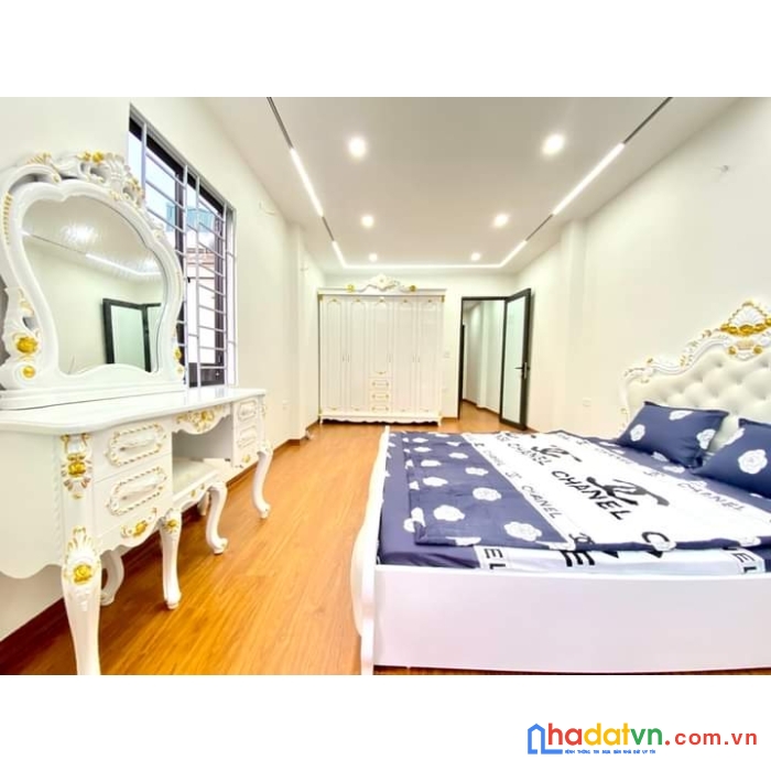Long biên- ngọc thụy- ô tô- nhà đẹp full nội thất chỉ hơn 4 tỷ.
dt48m 5t mt 5m. lh 0981398926.
