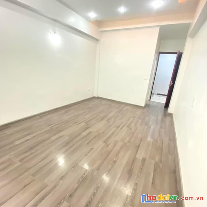 Cho thuê mặt bằng kinh doanh 3,5 tầng, ô tô đỗ cửa, ngõ 2 ô tô tránh nhau được. số 5, ngõ 1, cổng