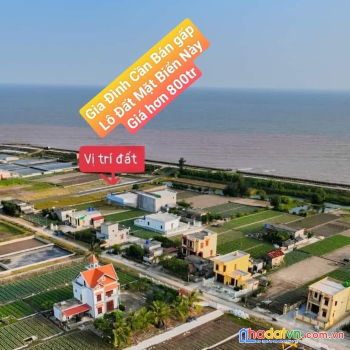 Gia đình cần bán mảnh đất này, trước mặt là bãi tắm, kinh doanh sầm uất, giá 800tr, sổ đỏ chính