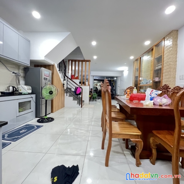 Bình tân. chợ bình thành 86n2 ngang 5 bề thế nhỉnh 4 tỷ. hẻm xe hơi ngủ trong nhà.