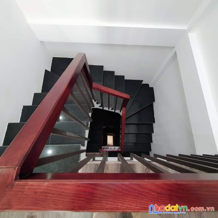 Bán nhà phường đức giang, gần ngô gia tự, long biên 5t, 35m2 chỉ 2,95 tỷ 