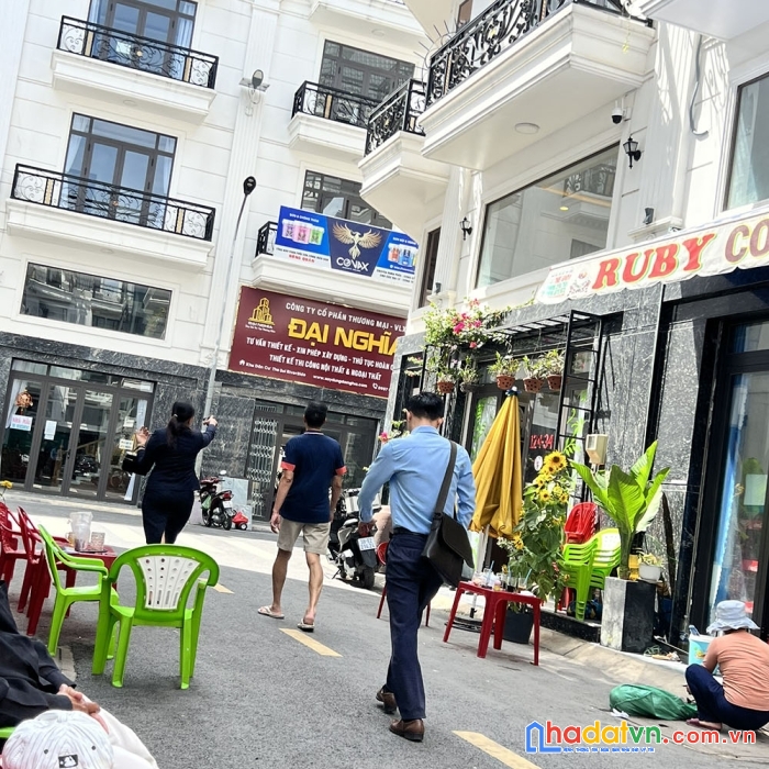 Nhà 2 mặt tiền đường thoáng mát, khu dân cư đông đúc, sổ hồng hoàn công