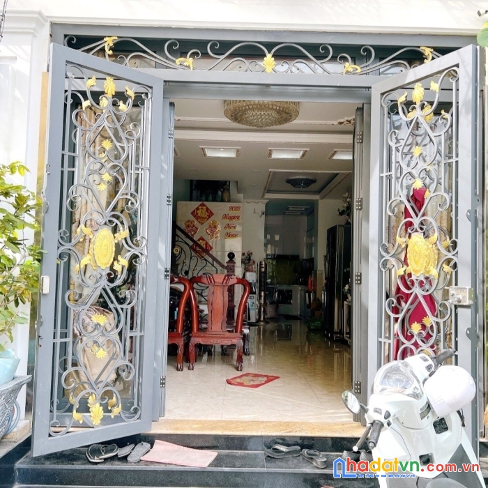 Nhà nở hậu hẻm ô tô quay đầu đường bùi minh trực p6q8. giá 9,9 tỷ tl