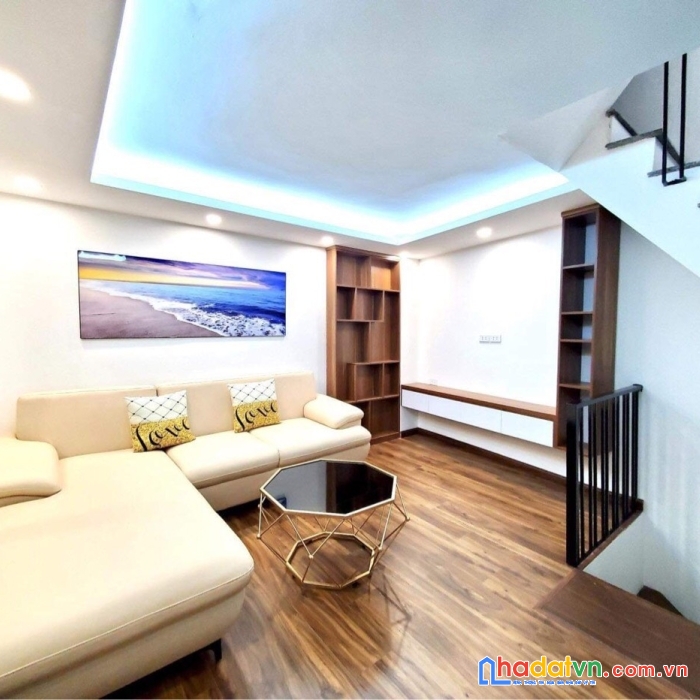 Bán nhà mới phố thái thịnh, đống đa, 25m, 5 tầng, 3 ngủ, 2 thoáng, giá rẻ.