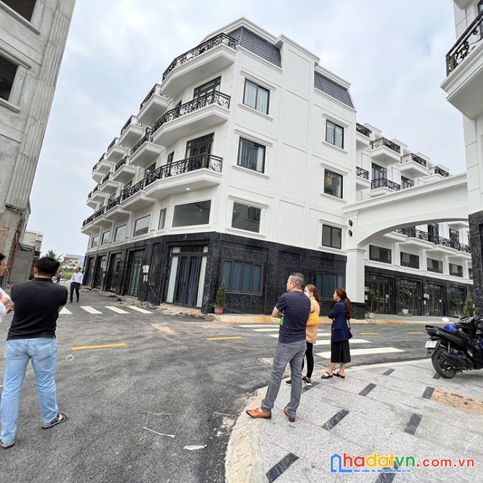 Bán nhà 2 mặt tiền đường, khu dân cư đông đúc, sổ hồng hoàn công

