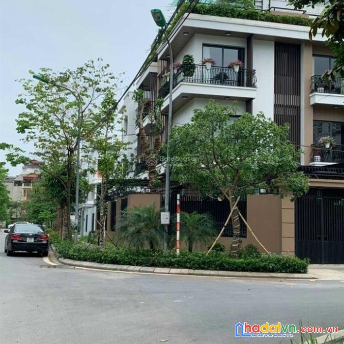 Bán biệt thự vườn đào - lạc long quân - tây hồ. dt370m2. giá 150 tỷ