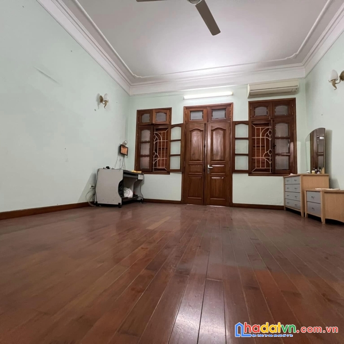 Bán nhà phố hoàng văn thái, ô tô tránh trước nhà, một bước ra phố, mặt tiền rộng,  giá 17.9 tỷ