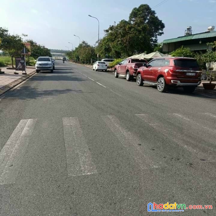 Siêu hot, mặt tiền chính kdc long bình, gần kcn amata chỉ 2ty6