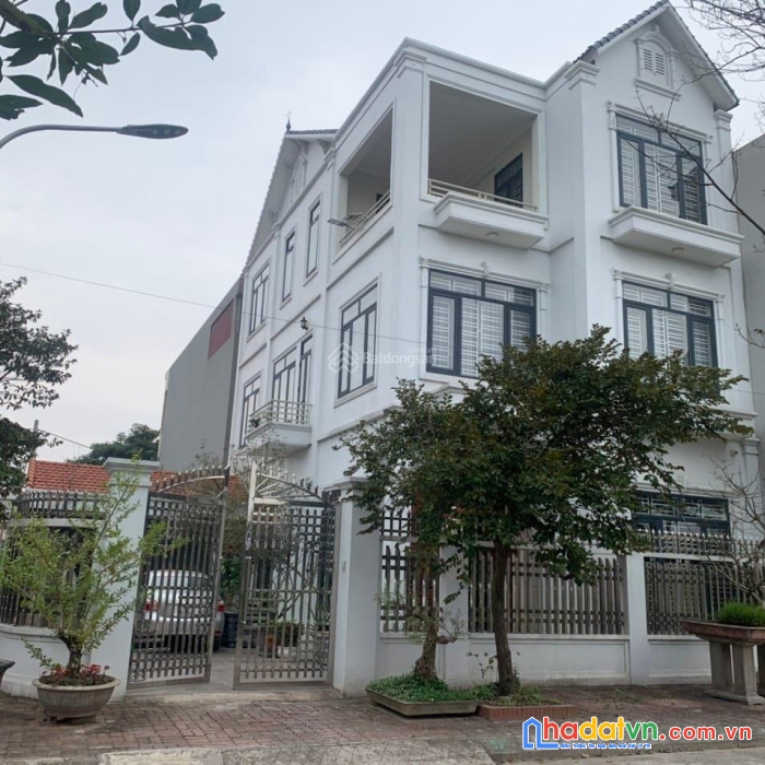 Bán biệt thự 500m2 sẵn nhà 3t khu 31ha trâu quỳ -mt 26m đường 13m.0982852808