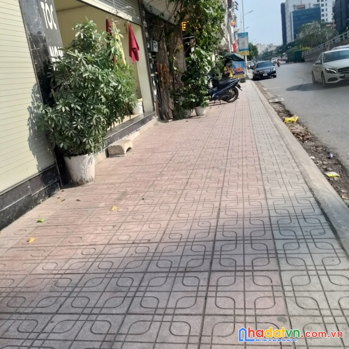 Cho thuê nhà nguyên căn 3tầng mặt phố hồng tiến  giá 23 tr/ th