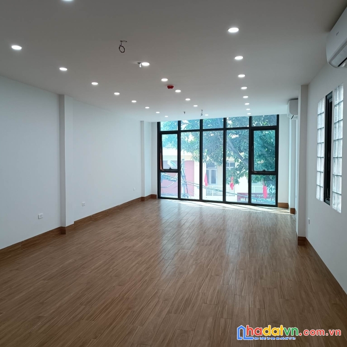 Cho thuê nhà mặt phố hồng tiến 7 tầng thang máy, giá 40 tr/th