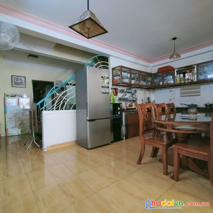 Nhà mặt tiền ngay bến xe, không gian rộng, vừa ở và cho thuê dòng tiền ổn định