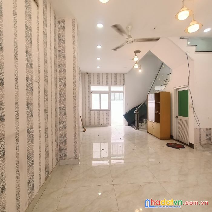 Cho thuê nhà phố liền kề lovera park, khu dân cư p;hong phú 4,giá chỉ 13 triệu, vị trí đẹp, kinh