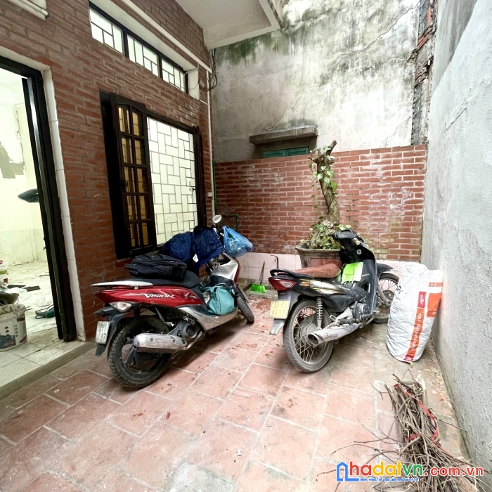 Bán nhà trần khát chân- ba bước ra hồ- 50m ra ô tô tránh- nhà có sân- yên tĩnh- an sinh đỉnh