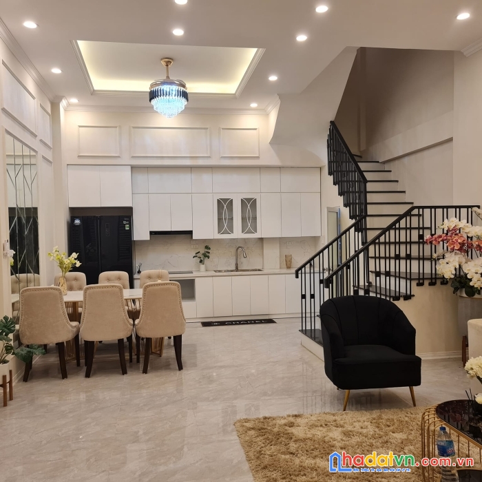 Bán nhà bồ đề 55m 5 tầng ô tô qua cổng nở hậu - view hồ hồ thông hồng tiến chỉ 6 tỷ 1