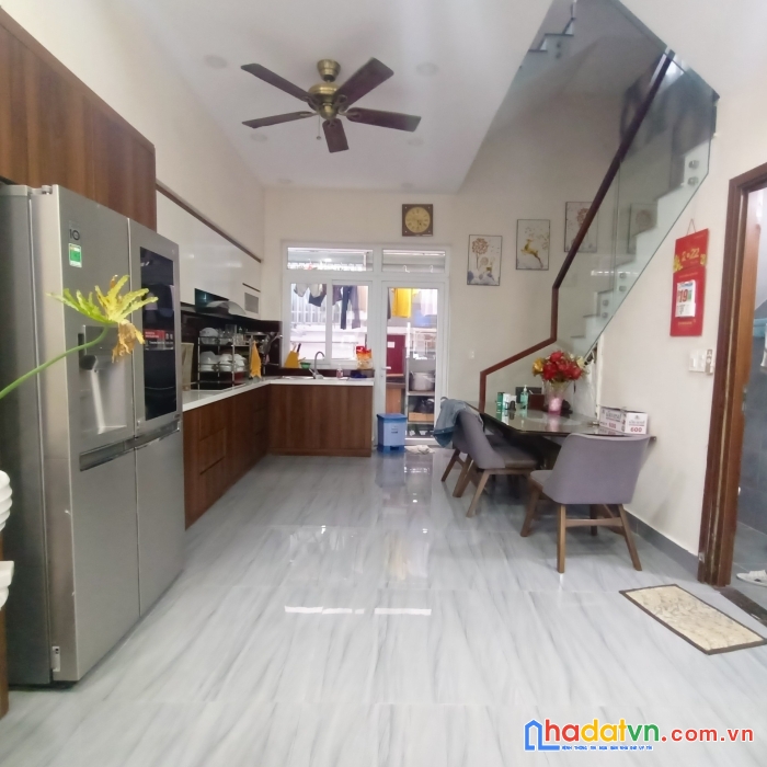 Cần bán gấp nhà phố liền lovera park, 1 trệt 2 lầu, nhà mới full nội thất. giá 6 tỷ 800 triệu