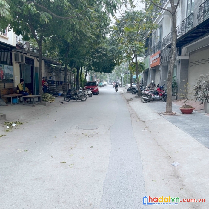 Bán nhà 5 tầng vi trì đep kinh doanh buon bán suầm uất đương oto thanh xuân co vi hè