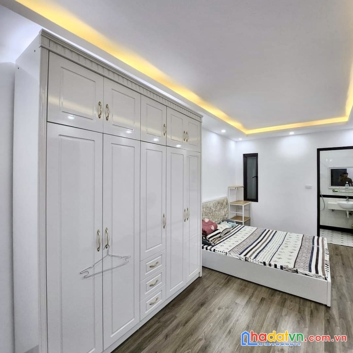 Bán nhà gấp lương sử tặng toàn bộ nội thất  dt 37m 5tầng mt5.5m nhỉnh 4 tỷ.