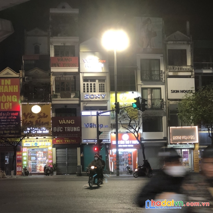 Bán nhà cầu giấy, mặt đường kd, vỉa hè đá bóng, view lô góc 42m2x3 tầng, 16 tỷ