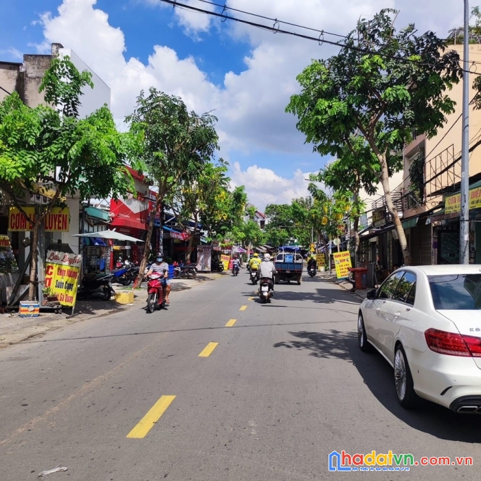 Giảm giá mạnh 4 tỷ, mtkd ngay chợ phạm văn bạch, 96m2, 4 tầng, buôn bán sầm uất, 12 tỷ.