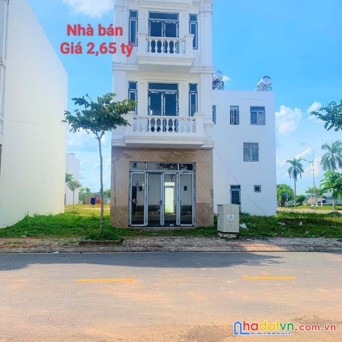 Bán nhà 1 trệt 2 lầu mới gần chợ phú chánh, cạnh trung tâm dạy lái xe ô tô giá 2,65 tỷ