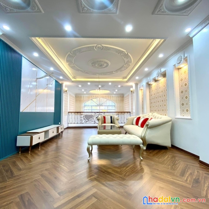 Giảm giá tụt quần. cổ linh 40m x 5tầng. giá 3.5tỷ. ngõ 2m. cách oto 100m