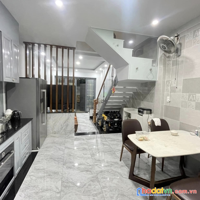 Bán nhà ngộp lê văn phan, 3 tầng, tặng nội thất, oto vào nhà giá 6.7 tỷ
