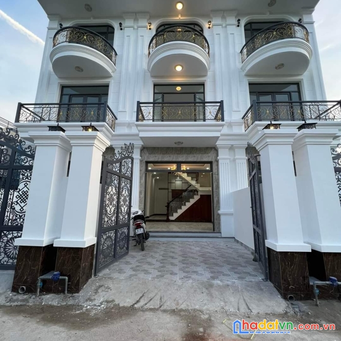 Chủ kẹt bán nhà mới 2 lầu cách ql50 100m sổ riêng