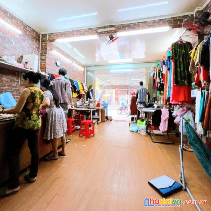 Mặt tiền kinh doanh vĩnh hội ngang 4 x10 m 
cách q1 - 100 m dưới 369 triệu m