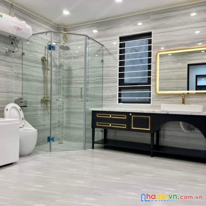 Bán nhà mặt phố giải phóng giá rẻ 7.85 tỷ sở hữu 35m2 sổ đỏ, nhà 5 tầng, vỉa hè đá bóng.