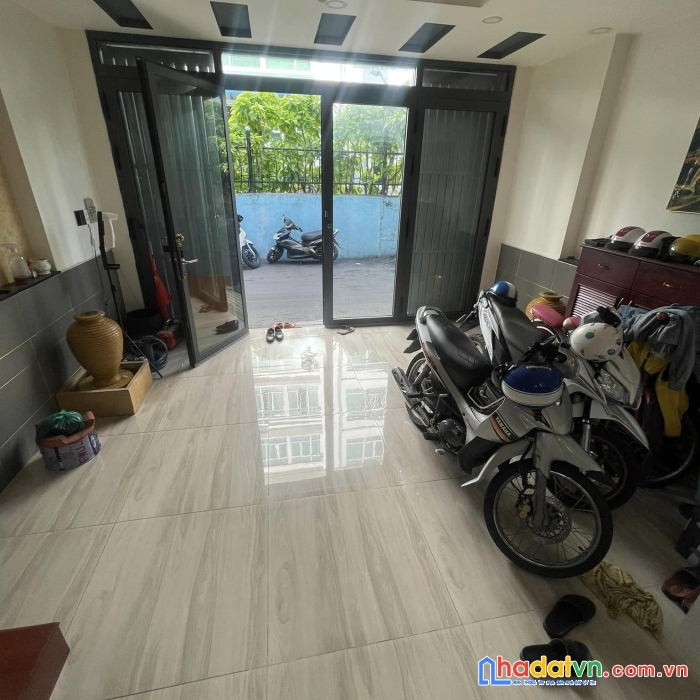 Bán nhà mặt tiền đường tân vĩnh quận 4 - dt 33m2 - 3 x 11 - 3 tầng