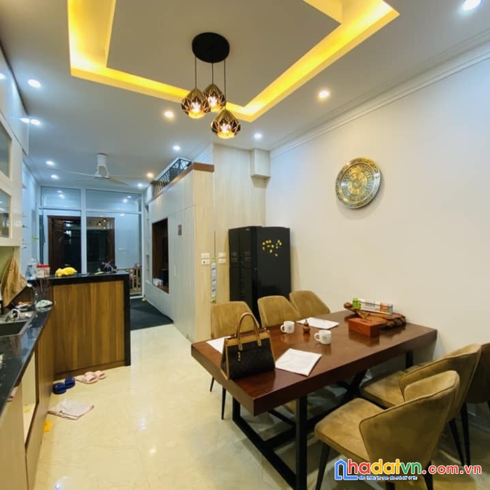 Bán nhà cầu giấy- vịtrí trung tâm - 30m ra ô tô tránh - 2 thoáng trước sau